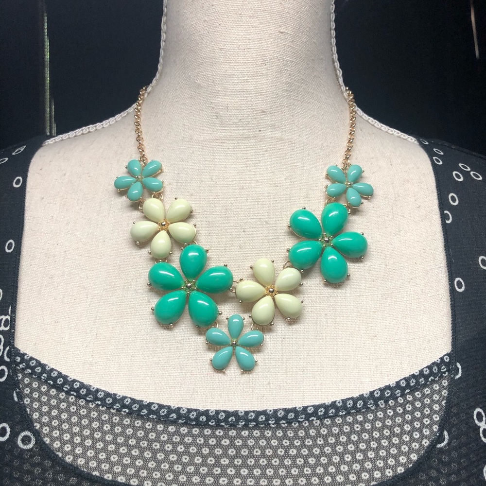 Beautiful Flower statement necklace